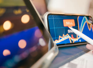 Analyse von Bitcoin, Ethereum und Forex-Optionen durch einen Trader mit mehreren Märkten